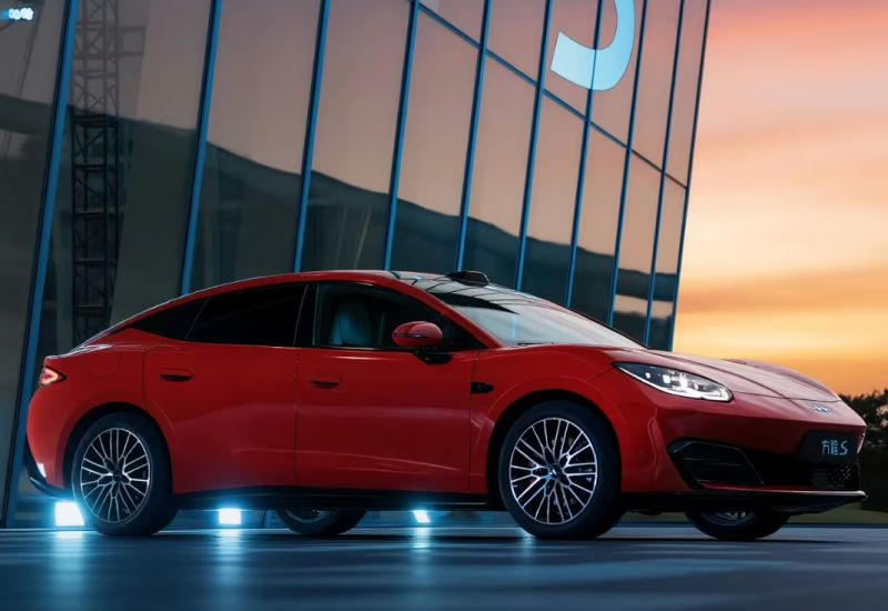 Дочка BYD выпустила «убийцу Tesla Model 3» за 900 с запасом хода 730–900 км