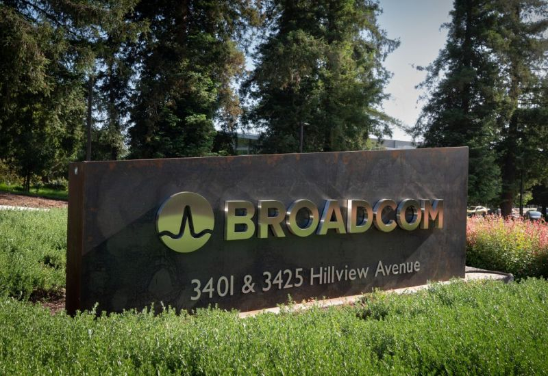 Это не дикий зверь, который сбежит сам по себе: глава Broadcom призвал не бояться ИИ