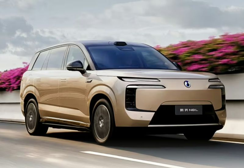 Почти 1000 км на электричестве: BYD представила трёхрядный кроссовер Denza N8L