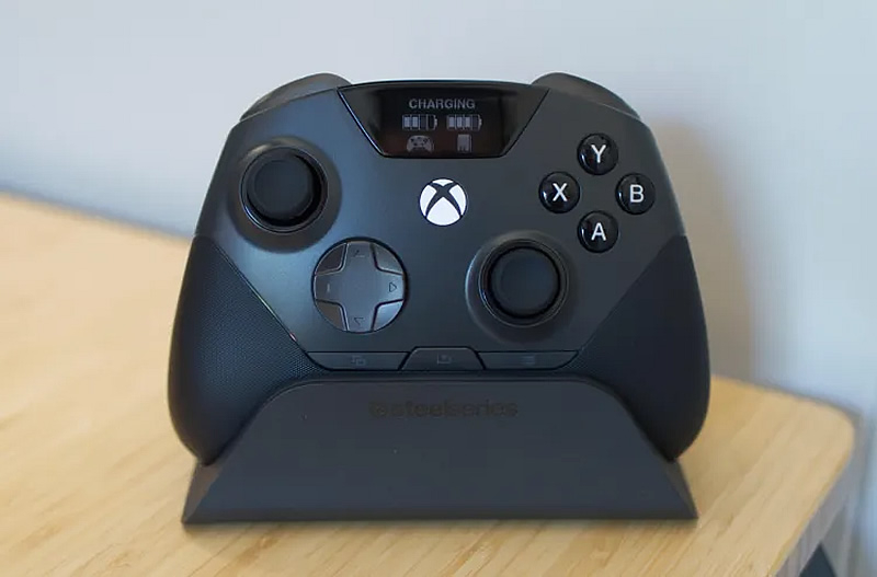 SteelSeries представила дорогой геймпад Aeon Pro для Xbox и PC с дисплеем и ценой 0