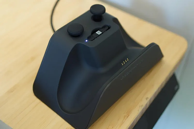 SteelSeries представила дорогой геймпад Aeon Pro для Xbox и PC с дисплеем и ценой 0