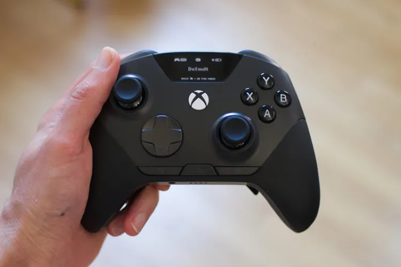 SteelSeries представила дорогой геймпад Aeon Pro для Xbox и PC с дисплеем и ценой 0
