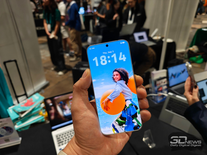 Tecno показала полностью безрамочный смартфон Bezelless